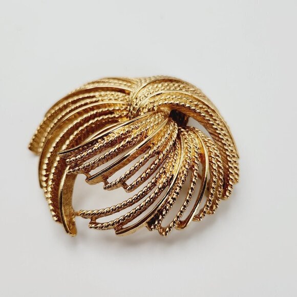 Vintage Monet Shooting Fireworks Floral Burst Textured Round 3D Brooch - Picture 2 of 6